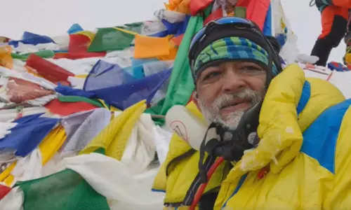 60 வயதில் அசாத்திய சாதனை.. மனைவியின் ஆசையை நிறைவேற்ற எவரெஸ்ட் சிகரத்தில் ஏறிய முதியவர்