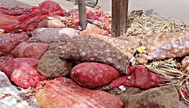 சேலத்தில் பருவநிலை மாற்றத்தால் அழுகும் வெங்காயம் சேலத்தில் பருவநிலை மாற்றத்தால் அழுகும் வெங்காயம்