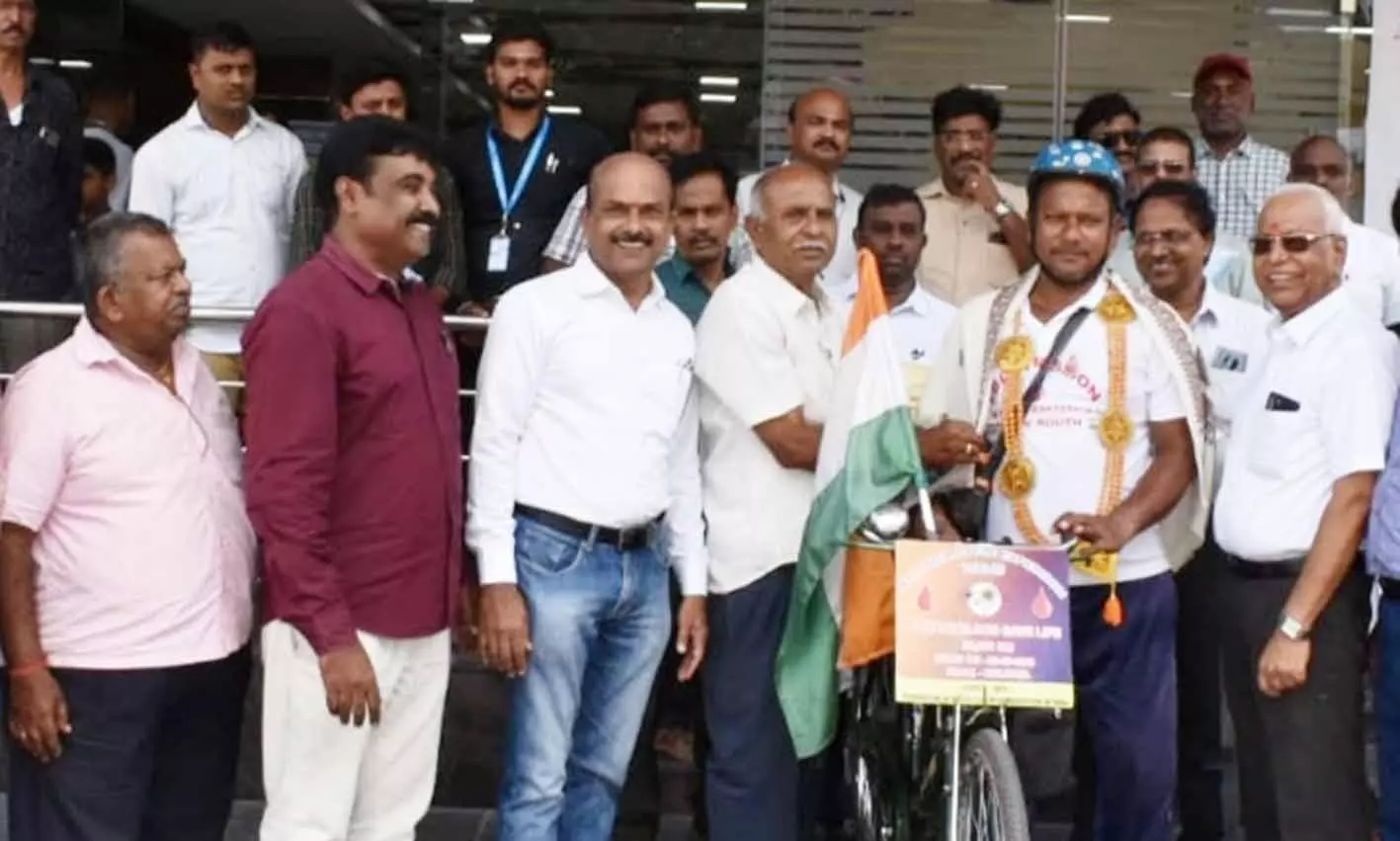 ரத்த தான விழிப்புணர்வை வலியுறுத்த அசாம் வரை சைக்கிளில் சமூக ஆர்வலர் பயணம் ரத்த தான விழிப்புணர்வை வலியுறுத்த அசாம் வரை சைக்கிளில் சமூக ஆர்வலர் பயணம்