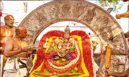 பிரம்மோற்சவ விழா: சூரிய, சந்திர பிரபை வாகனங்களில் கோவிந்தராஜசாமி வீதிஉலா