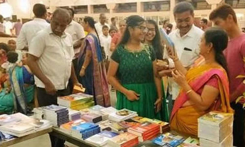 மணமக்களுக்கு பரிசாக குவிந்த 1600 புத்தகங்கள்- மலைவாழ் மாணவர்களுக்கு வழங்க ஏற்பாடு