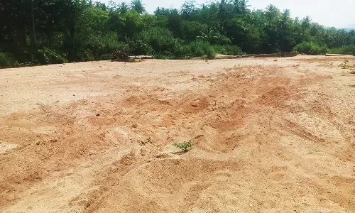 வருசநாடு போலீஸ் நிலையம் அருகே மூலவைகையாற்றில் மணல் திருடும் கும்பல்