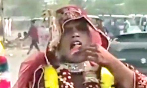 மணக்கோலத்தில் குட்கா போட்ட மணப்பெண்