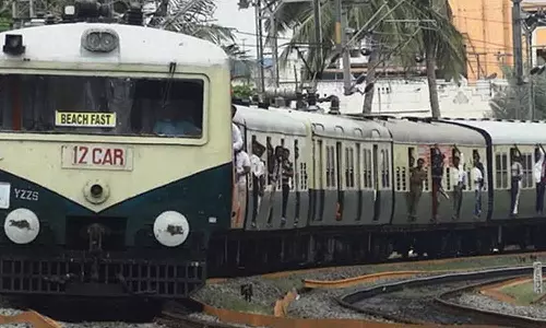 மீஞ்சூர் அருகே கடும் போக்குவரத்து நெரிசல்- சென்னை மின்சார ரெயில் நடுவழியில் நிறுத்தம்