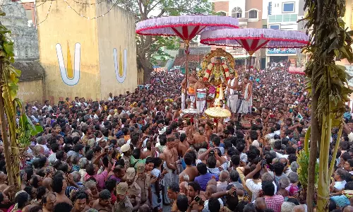 காஞ்சிபுரம் வரதராஜ பெருமாள் கோவில் கருடசேவை உற்சவத்தில் ஆயிரக்கணக்கான பக்தர்கள் குவிந்தனர்