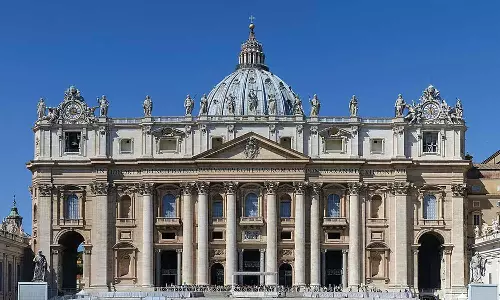 உக்ரைன் போருக்கு எதிராக வாடிகன் தேவாலயம் முன்பு வாலிபர் நிர்வாண போராட்டம்