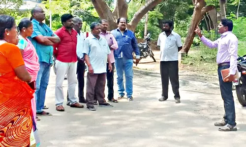 வருவாய்த்துறை அலுவலர்கள் ஆர்ப்பாட்டம்