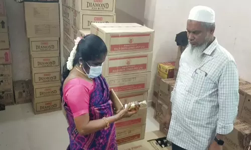 கூடுதல் விலைக்கு விற்பதாக புகார் பெரியகுளம் தனியார் பார்களில் அதிகாரிகள் திடீர் ஆய்வு