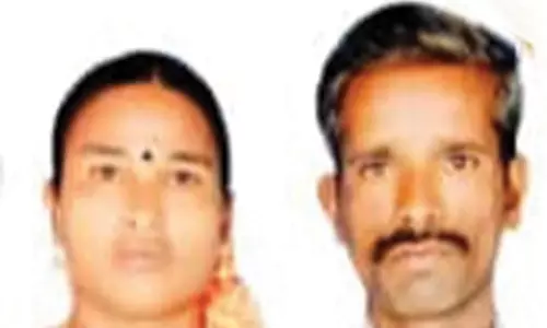 காவேரிபட்டணம் அருகே மகன் கண்முன்னே நடந்த விபத்து: வேன் மோதி தாய்-தந்தை மரணம்