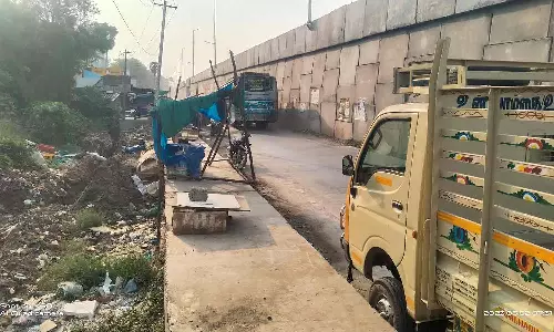 போக்குவரத்துக்கு இடையூறாக சாலையோர கடைகள்