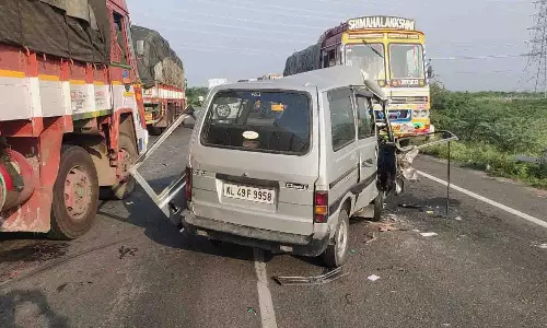 பல்லடம் அருகே ஆம்னி வேன்- லாரி மோதல்