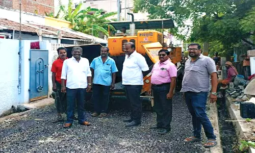 தூத்துக்குடி உணர்வு பூங்காவில் குழந்தைகளுக்கு பரிசளித்த மேயர்