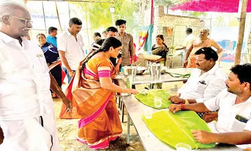 கடுமையாக நிலவும் வெப்பத்தை தணிக்க பக்தர்கள் செல்லும் சாலையில் டிராக்டர்கள் மூலம் தண்ணீர் தெளிப்பு- ஆறுமுகநேரியில் பேரூராட்சி நிர்வாகம் ஏற்பாடு