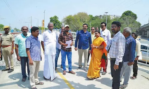 தூத்துக்குடி சட்டமன்ற உறுப்பினர் அலுவலகத்தில் மேலூர் ரெயில்வே அதிகாரிகளுடன் அமைச்சர் கீதாஜீவன் கலந்தாய்வு