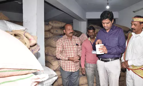 ஊட்டி அருகே கூட்டுறவு ரேஷன் கடைகளில் கலெக்டர் ஆய்வு