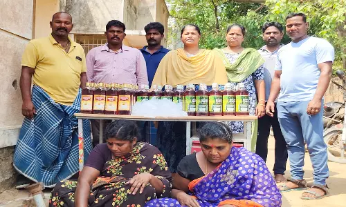 புதுச்சேரியில் இருந்து கடலூருக்கு  மது பாட்டில்கள் கடத்திய  சகோதரிகள் கைது