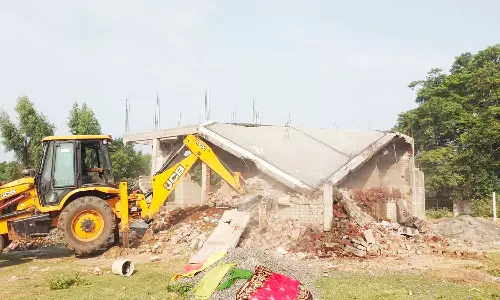 கிரிவலப் பாதையில் ஆக்கிரமித்து கட்டப்பட்டிருந்த 2 வீடுகள் அகற்றம்