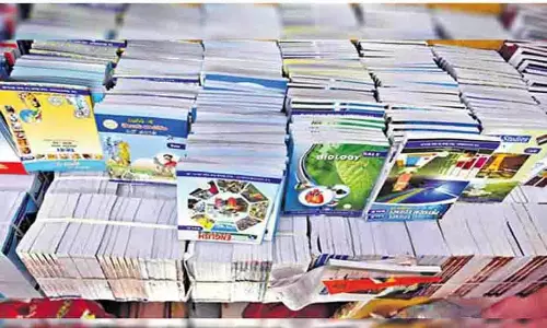 அரசு பள்ளிகளுக்கு பாடப்புத்தகங்கள் அனுப்பும் பணி தீவிரம்