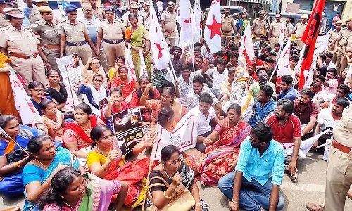 மல்யுத்த வீராங்கனைகள் பாலியல் புகார் விவகாரம்: மதுரையில் ரெயில் மறியல் போராட்டம்