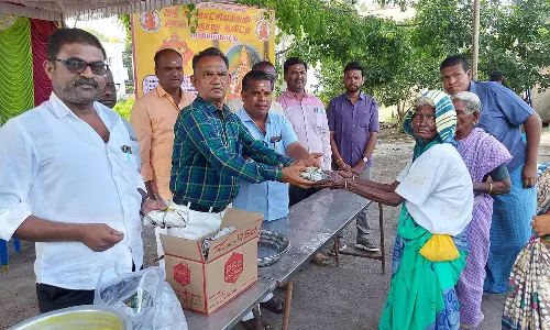 ஆதரவற்றோர்களுக்கு உணவு அளிக்கும் சமூக ஆர்வலர்கள்