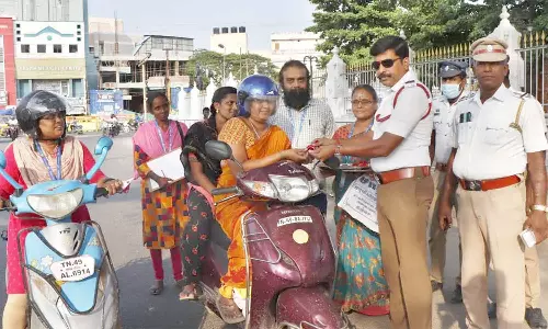 தஞ்சையில் ஹெல்மெட் அணிந்து வாகனம் ஓட்டிய பெண்களுக்கு வெள்ளி நாணயம் பரிசு