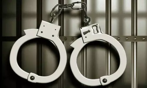 தொழில் அதிபரிடம் நூதன முறையில் ரூ.30 லட்சம் பறிப்பு- இளம்பெண்கள் உள்பட 5 பேர் கைது