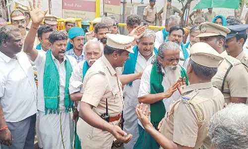 மல்யுத்த வீராங்கனைகளுக்கு ஆதரவாக திருச்சி தலைமை தபால் நிலையத்தை முற்றுகையிட்ட விவசாயிகள் கைது