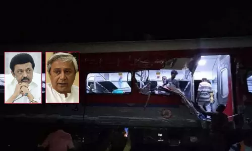 கோரமண்டல் ரெயில் விபத்து: ஒடிசா முதல்வருடன் தமிழக முதல்வர் பேச்சு - தமிழ்நாடு அரசு உதவி எண்கள் அறிவிப்பு