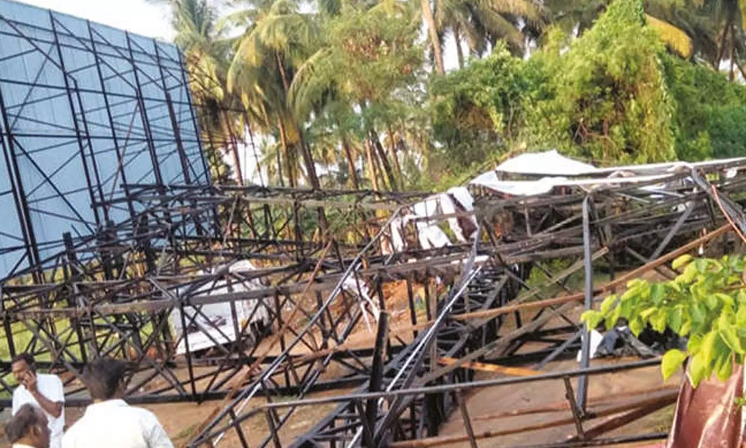 விளம்பர பேனர் சரிந்து 3 பேர் பலியான வழக்கில் 4 பேர் மீது கொலை வழக்குப்பதிவு- 2 பேர் கைது