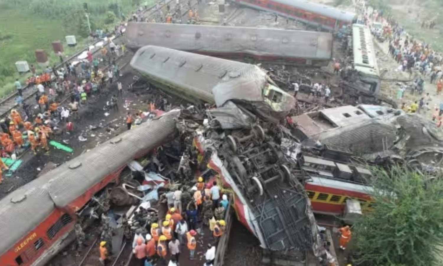 கண் இமைக்கும் நேரத்தில் உருக்குலைந்த ரெயில்கள்.. விபத்து நேர்ந்தது எப்படி...?