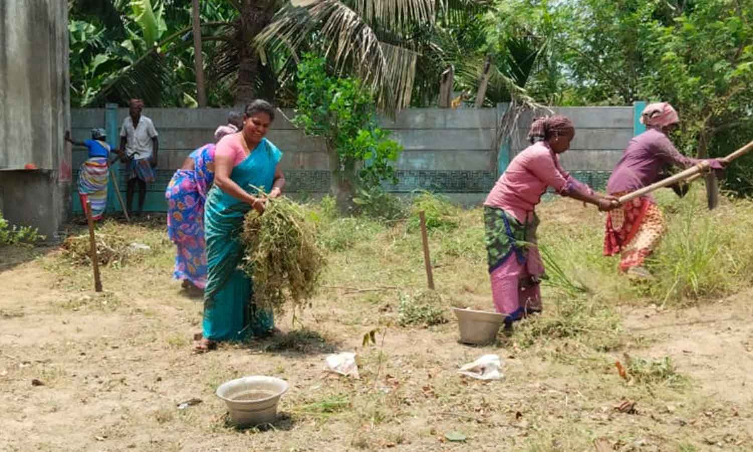 அரசு பள்ளியில் தொழிலாளர்களுடன் சேர்ந்து தூய்மை பணியில் ஈடுபட்ட ஆசிரியர்