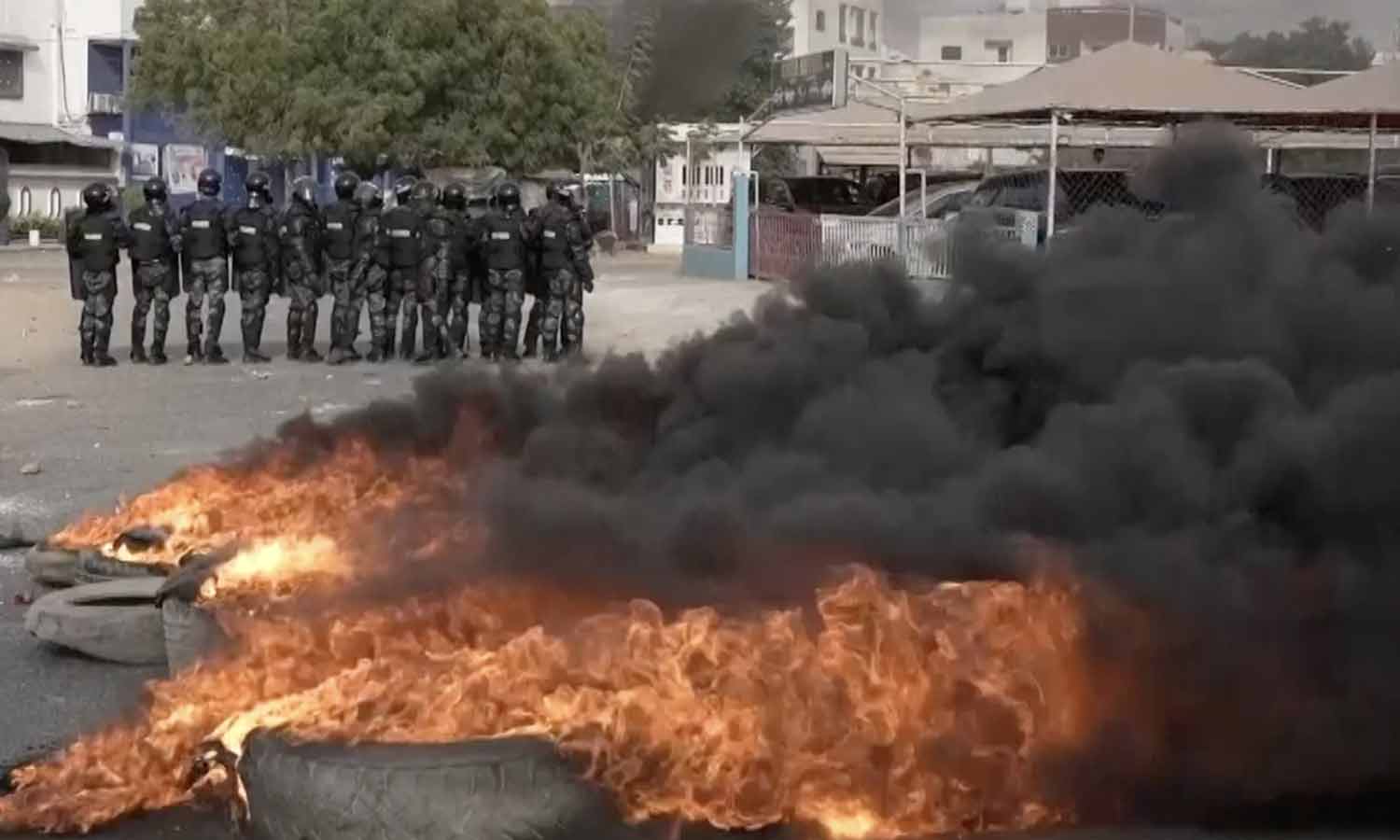 செனகல் நாட்டில் கலவரம்: போலீசார்-எதிர்க்கட்சியினர் மோதலில் 9 பேர் பலி