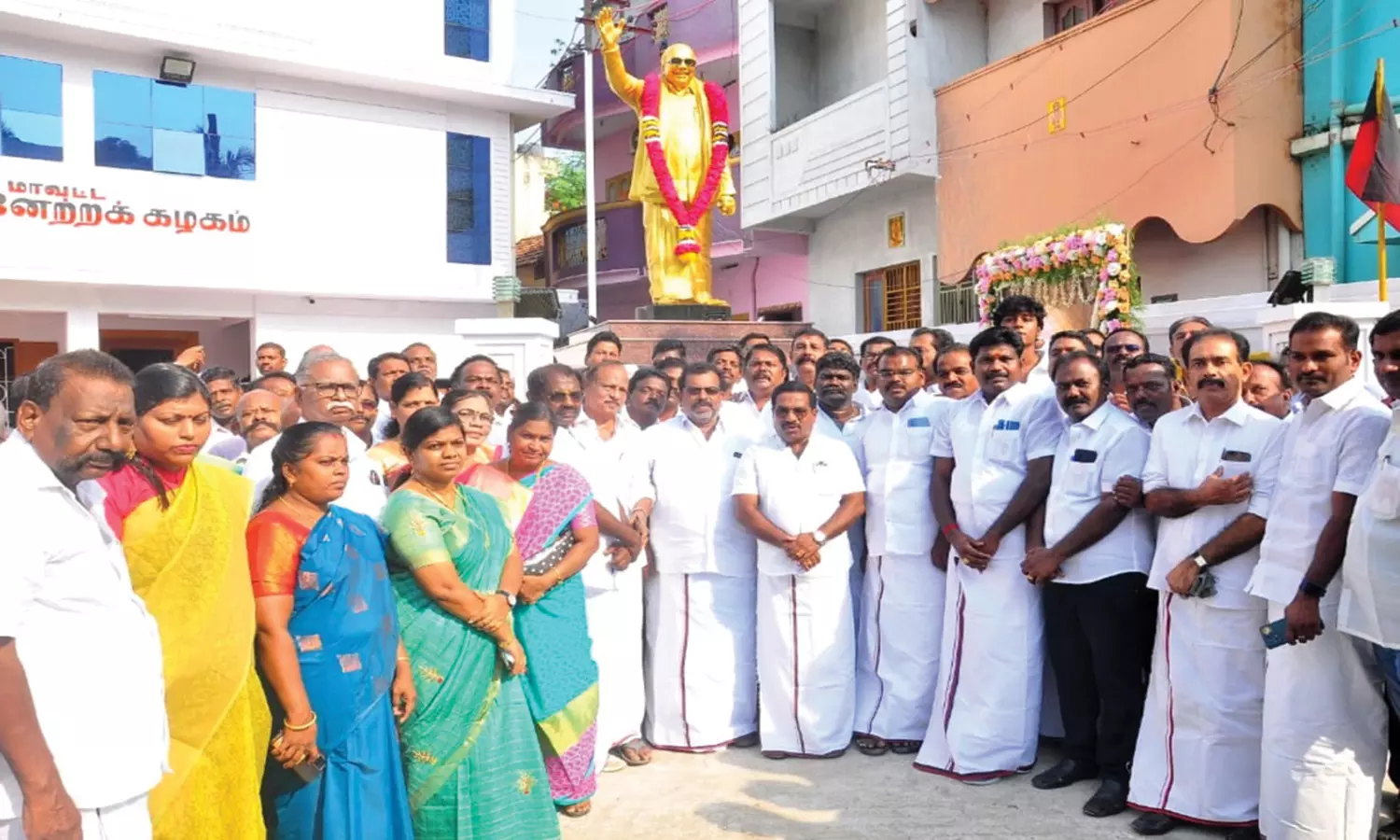 கருணாநிதி சிலைக்கு மேயர் மகேஷ் மாலை அணிவித்து மரியாதை