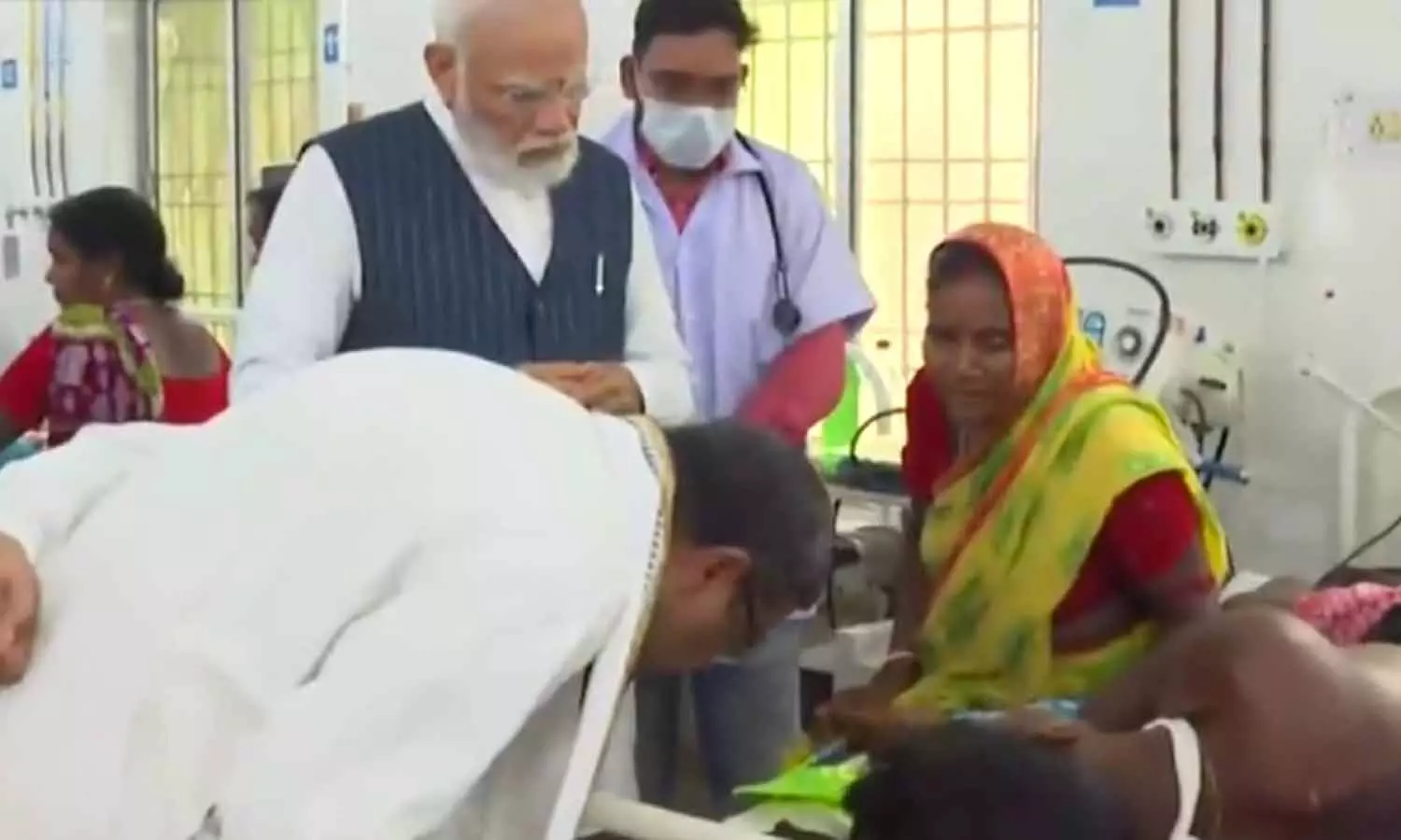 ரெயில் விபத்தில் காயமடைந்தவர்களை மருத்துவ மனைக்கு... ... ஒடிசா ரெயில் விபத்து லைவ் அப்டேட்ஸ் ரெயில் விபத்தில் காயமடைந்தவர்களை மருத்துவ மனைக்கு... ... ஒடிசா ரெயில் விபத்து லைவ் அப்டேட்ஸ்