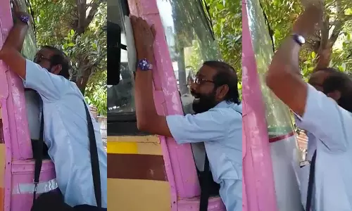 அரசு பஸ்சை கட்டி பிடித்து அழுத டிரைவர்- சமூக வலைதளங்களில் வைரலாகும் வீடியோ