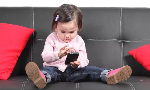 குழந்தைகளுக்கு செல்போன் தரும் வலி