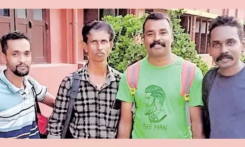 ரெயில் பெட்டியின் ஜன்னல் கண்ணாடிகளை உடைத்து பயணிகளை மீட்ட 4 வாலிபர்கள்