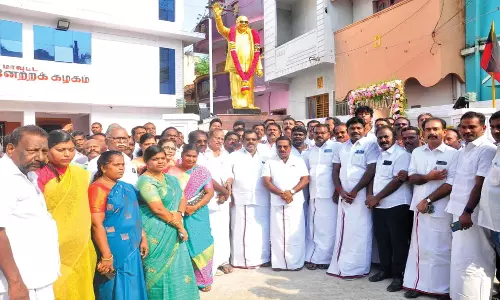 கருணாநிதி சிலைக்கு மேயர் மகேஷ் மாலை அணிவித்து மரியாதை