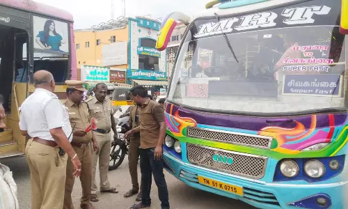 தனியார் பஸ்களில் பொருத்தப்பட்டிருந்த ஏர்ஹாரன்கள் பறிமுதல்