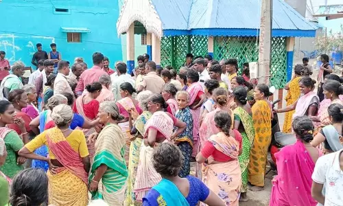 குடிநீர் கேட்டு அதிகாரிகளுடன் வாக்குவாதத்தில் ஈடுபட்ட கிராம மக்கள்