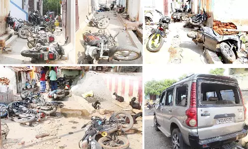 கோவில் திருவிழாவில் ஆடல்-பாடல் நிகழ்ச்சியில் இருதரப்பினர் மோதல்: 30 மோட்டார் சைக்கிள்கள்-கார் உடைப்பு