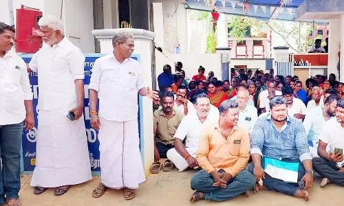 சங்கராபுரம் ஊராட்சி அலுவலகத்தை முற்றுகையிட்டு போராட்டம்