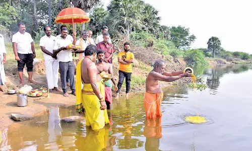 தாமிரபரணி நதி பிறந்தநாள் விழாவை முன்னிட்டு தாமிரபரணி நதிக்கு 21 வகையான அபிஷேகத்துடன் சிறப்பு வழிபாடு