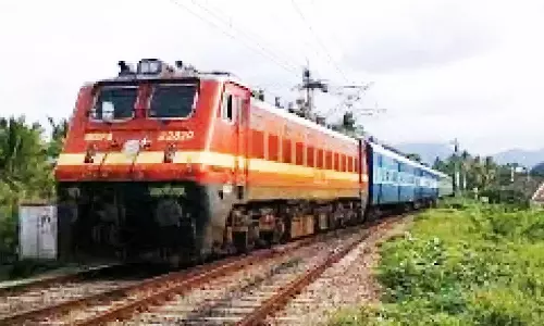 எக்ஸ்பிரஸ் ரெயில்கள் நடுவழியில் நிறுத்தம்