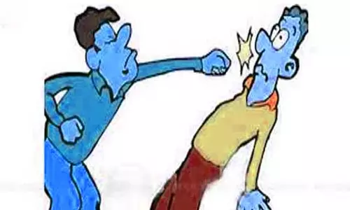 ரூ. 10 ஆயிரம் மாமுல் கேட்டு பெட்ரோல் பங்க் உரிமையாளர், ஊழியரை தாக்கிய ரவுடிகள்