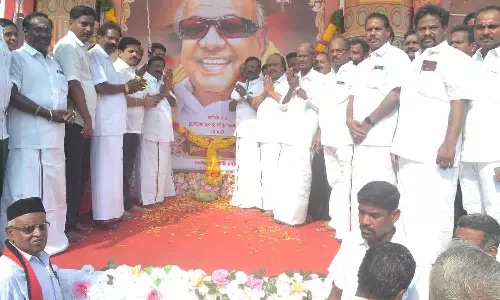 கருணாநிதி உருவ படத்துக்கு மாலை அணிவிப்பு