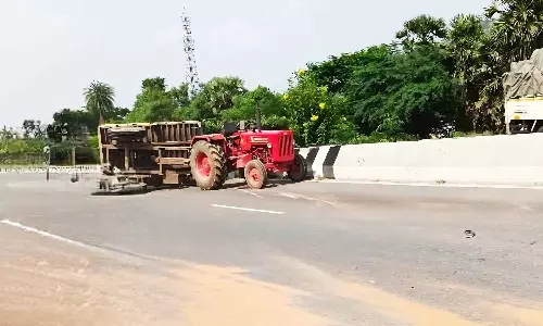 டிராக்டர் மீது லாரி மோதி விபத்து