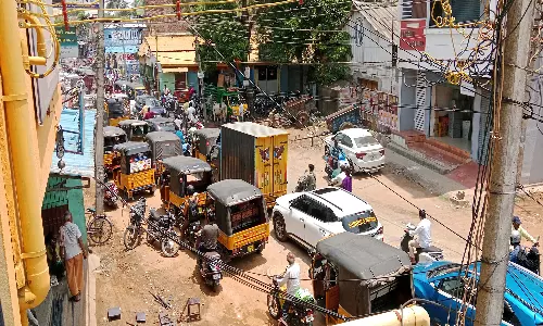 சாலை திட்ட பணியால் வேலூர் -ஆற்காடு சாலையில் கடும் போக்குவரத்து நெரிசல்