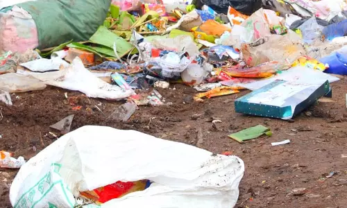 ஊட்டி லோயர் பஜார் சாலையில் இரவு நேரங்களில் வீசப்படும் குப்பைகள்