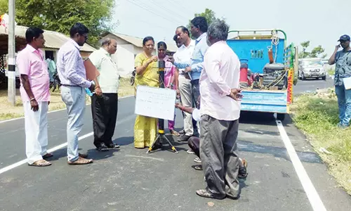 சாலை பணிகளின் தரம் குறித்து நெடுஞ்சாலை துறையினர் ஆய்வு